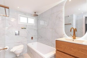 Shower, towels, shampoo - Kinneret View  six bedrooms (Tiberias)