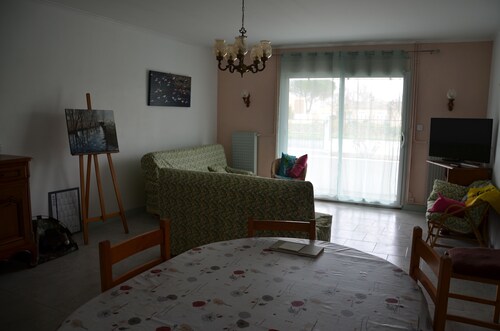  bord de riviere,30mn La Rochelle/ ile de ré,500 M commerce; . animaux acceptés