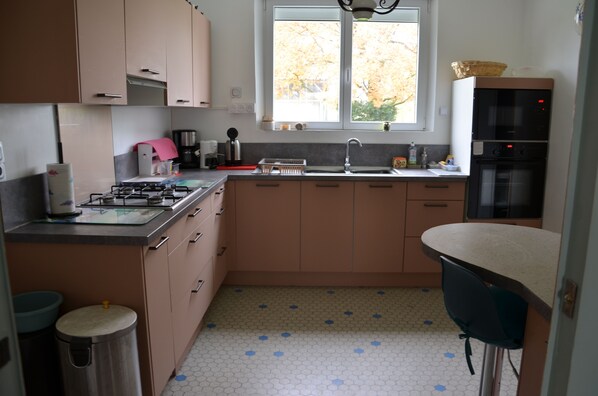 Micro-ondes, four, plaque de cuisson, lave-vaisselle