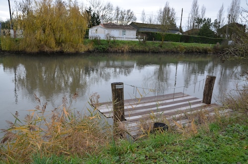  bord de riviere,30mn La Rochelle/ ile de ré,500 M commerce; . animaux acceptés