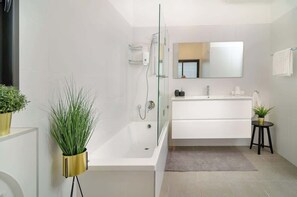Dusche, Haartrockner, Handtücher, Shampoo