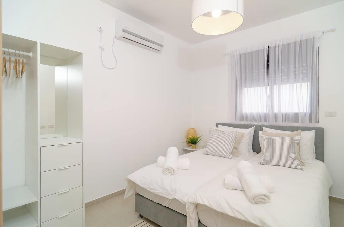 Iron/ironing board, travel crib, WiFi, bed sheets