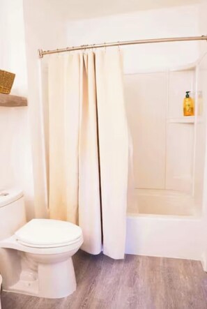 Haartrockner, Handtücher, Seife, Toilettenpapier