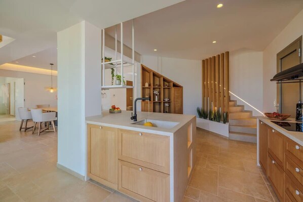 Réfrigérateur, micro-ondes, four, lave-vaisselle