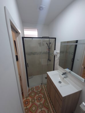 Ducha, secador de pelo, toallas