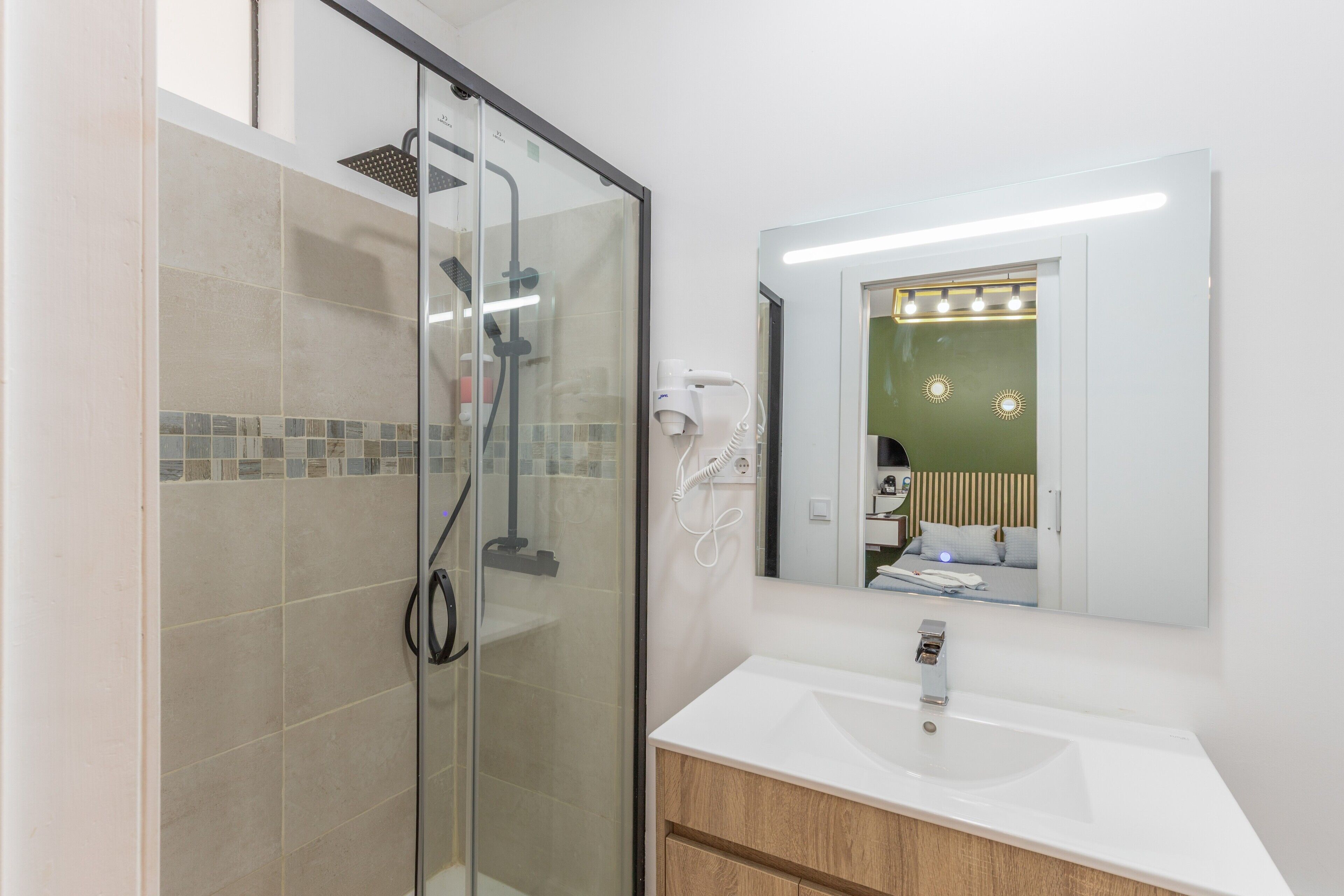 Een douche, een haardroger, handdoeken