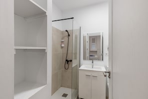 Dusche, Haartrockner, Handtücher