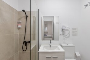 Een douche, een haardroger, handdoeken