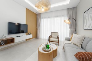 TV - Steps from the Park, Mall and The Green Planet, Minutes to Metro (Dubai)