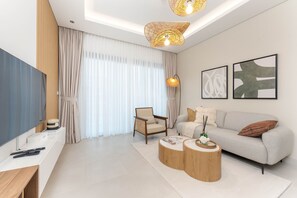 TV - Steps from the Park, Mall and The Green Planet, Minutes to Metro (Dubai)