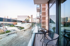 Outdoor dining - Steps from the Park, Mall and The Green Planet, Minutes to Metro (Dubai)