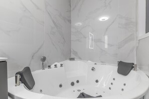 Chuveiro, secador de cabelo, toalhas de banho 