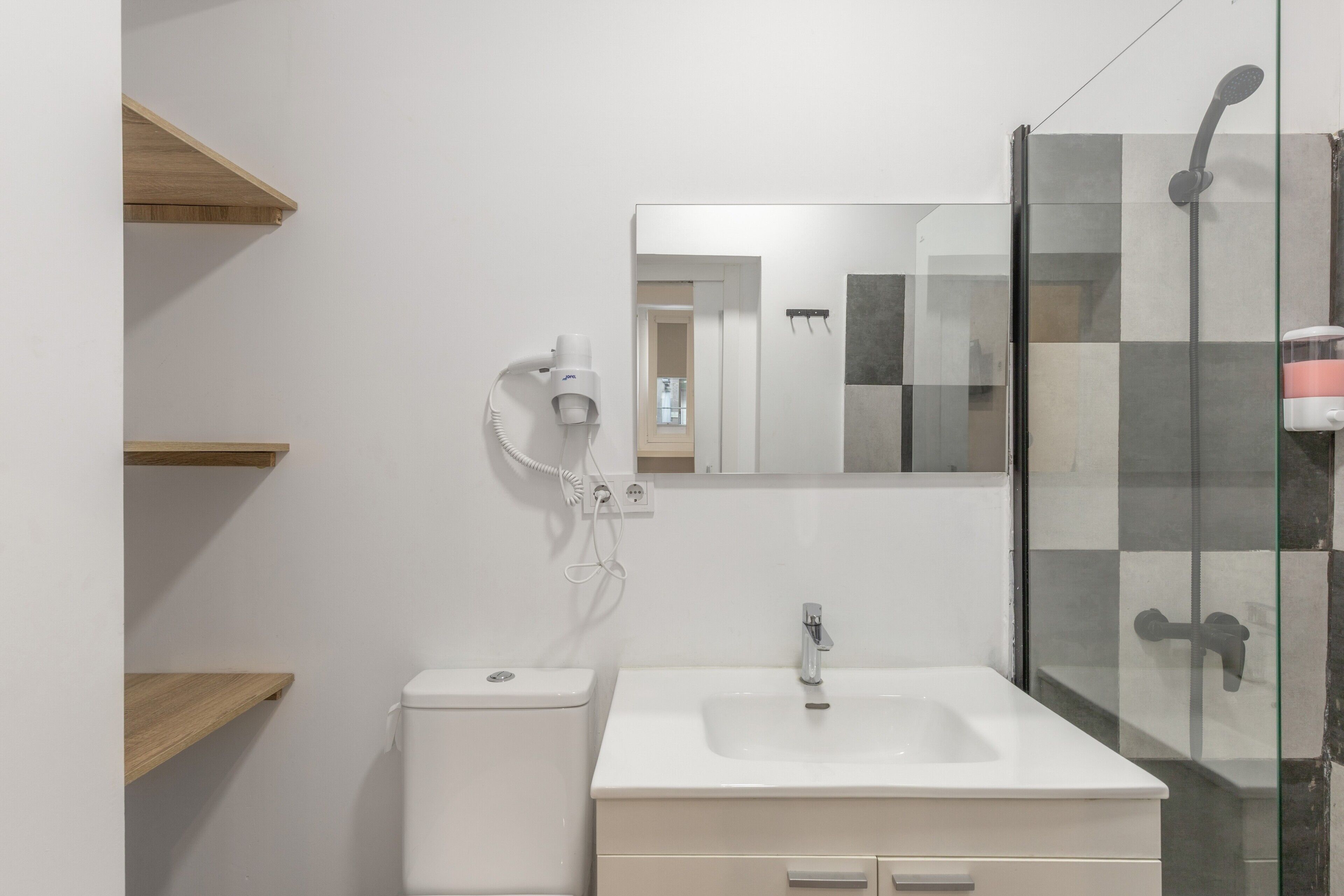 Een douche, een haardroger, handdoeken