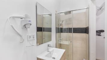 Ducha, secador de pelo, toallas