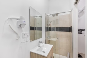 Shower, hair dryer, towels