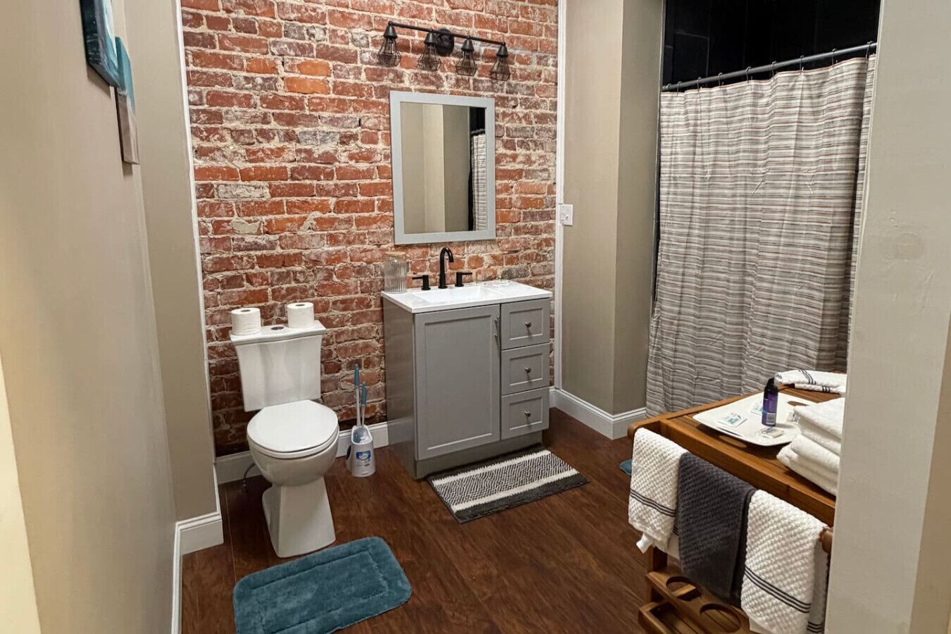 Een douche, een haardroger, handdoeken, zeep