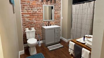 Een douche, een haardroger, handdoeken, zeep