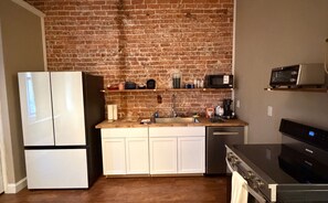 Private kitchen - 2-bedroom loft apartment in adorable Pineville close to Pine Mountain State Park (Pineville)