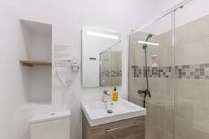 Shower, hair dryer, towels - Tenerife Room in Las Palmas de Gran Canaria (Las Palmas de Gran Canaria)