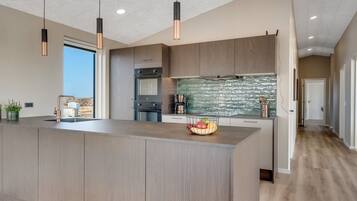 Jääkaappi, mikroaaltouuni, astianpesukone
