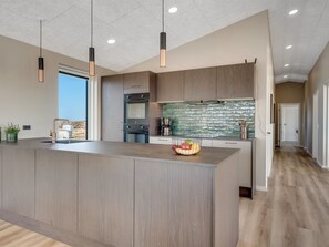 Refrigerador, microondas, lavavajillas, utensilios de cocina