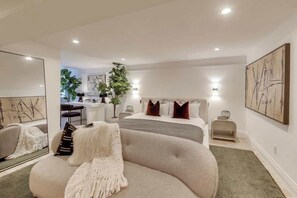 3 bedrooms, desk, iron/ironing board, free WiFi - Stylish Renovated 3-BR San Francisco Condo (San francisco)