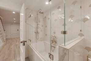 Shower, hair dryer, towels, shampoo - Stylish Renovated 3-BR San Francisco Condo (San francisco)