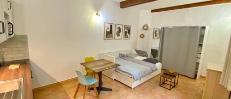 1 bedroom, bed sheets