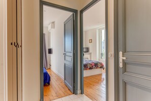3 slaapkamers, een strijkplank/strijkijzer, gratis wifi, beddengoed