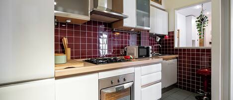 Apartamento (1 Bedroom) | Cocina privada | Microondas, horno, placa de cocina y hervidor eléctrico