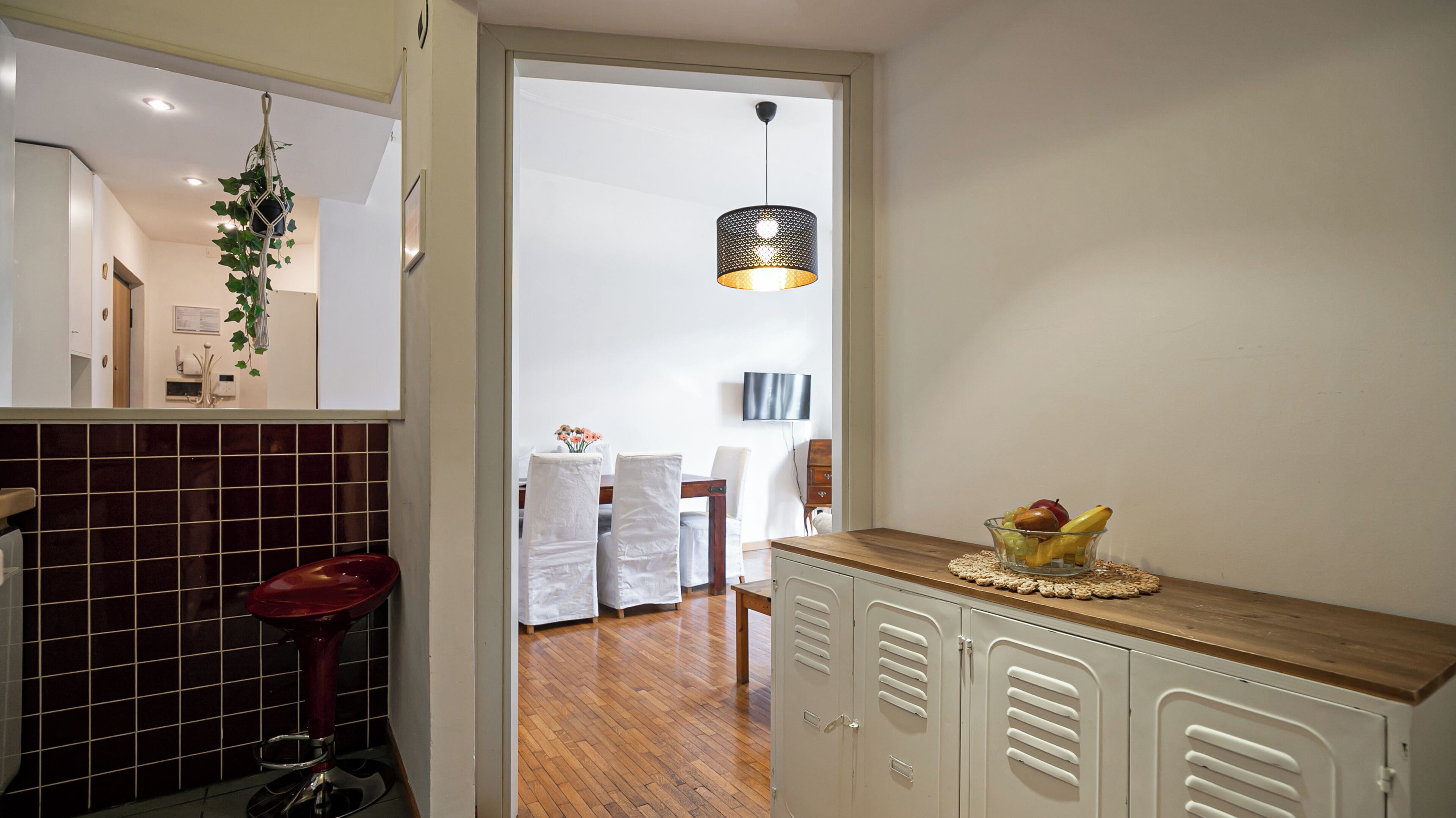 公寓 (1 Bedroom) | 起居区 | 33-英寸电视（配备有线频道）