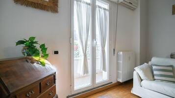 公寓 (1 Bedroom) | 起居区 | 33-英寸电视(配备有线频道)