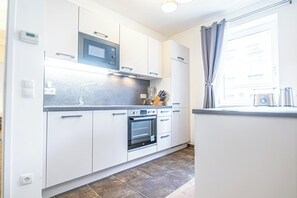 เบสิกอพาร์ทเมนท์ | ครัวส่วนตัว | ตู้เย็น, ไมโครเวฟ, เตาอบ, เตาประกอบอาหาร