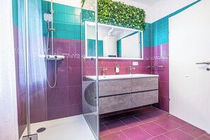 Eenvoudig appartement | Badkamer | Een douche, gratis toiletartikelen, een haardroger, handdoeken