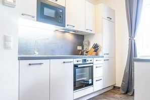 Apartamento básico | Cocina privada | Frigorífico, microondas, horno y placa de cocina