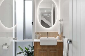 Shower, hair dryer, towels, shampoo - Mare Mio Callala Beach Jervis Bay (Callala Beach)