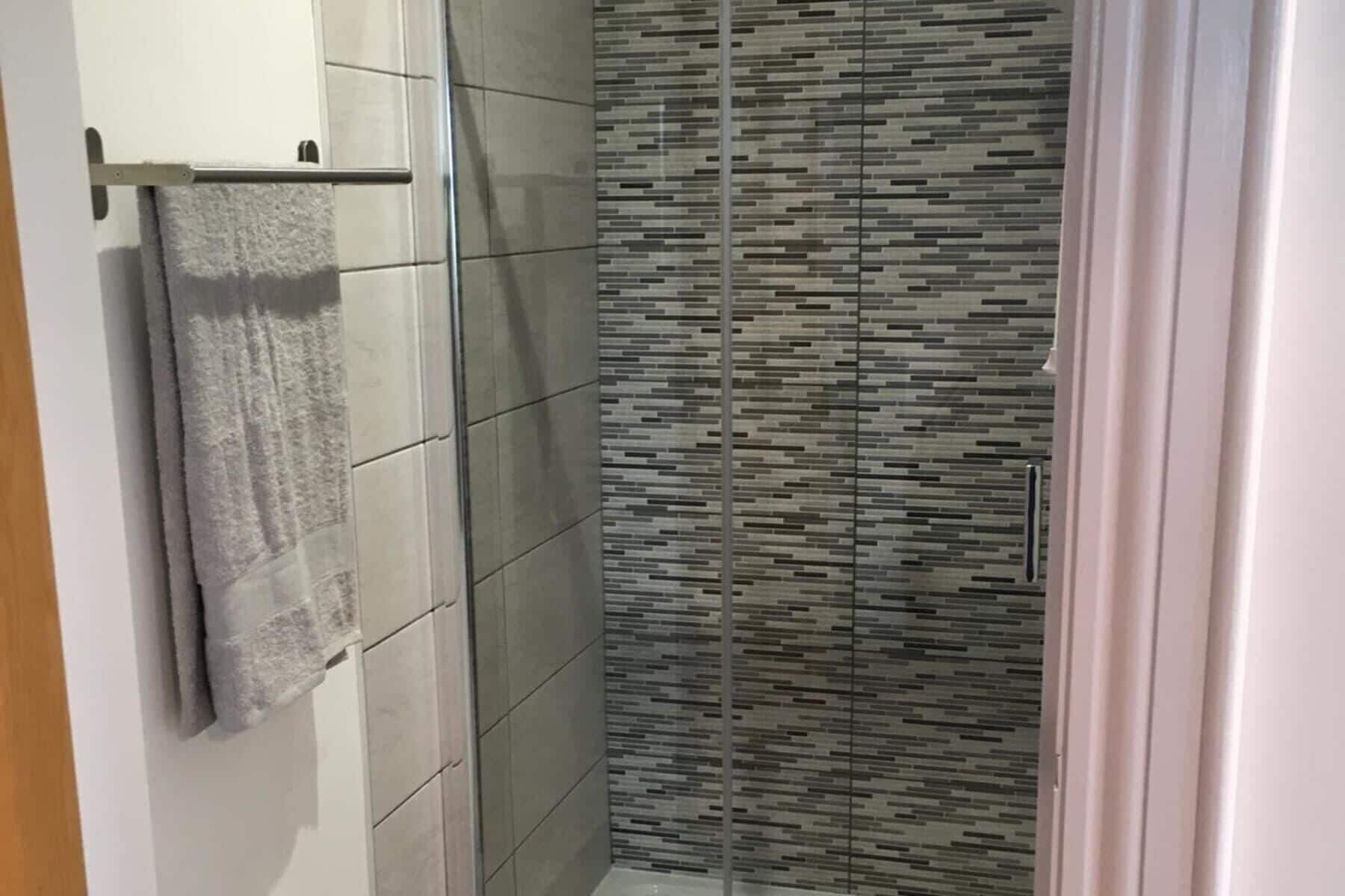 Dusj, hårføner og håndklær