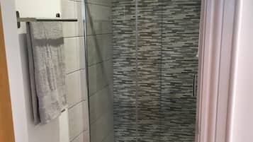 Dusj, hårføner og håndklær