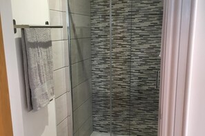 Dusj, hårføner og håndklær