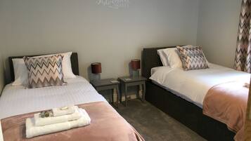 2 chambres, fer et planche à repasser, Wi-Fi gratuit, draps fournis