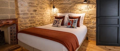 11 bedrooms, iron/ironing board, internet, bed sheets