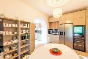 Micro-ondes, four, plaque de cuisson, lave-vaisselle