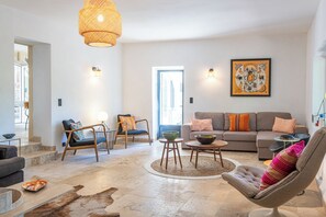 TV, fireplace - Château des Boissières Exceptional residence 5 minutes from Uzès | Swimming pool | Sauna (Sanilhac-Sagriès)