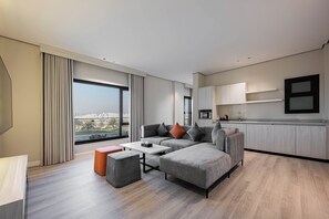 プレミアム スイート | リビング エリア | 55 インチの液晶テレビ (衛星放送視聴可)、プリンター