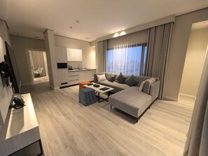 华丽套房 | 起居区 | 55-英寸液晶电视 (配备卫星频道)、打印机