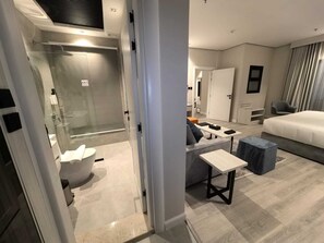 Exclusive Suite | Bathroom | Shower, hair dryer, slippers, towels - Karim Hotel (Dammam)