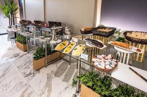 Café da manhã com buffet grátis todos os dias