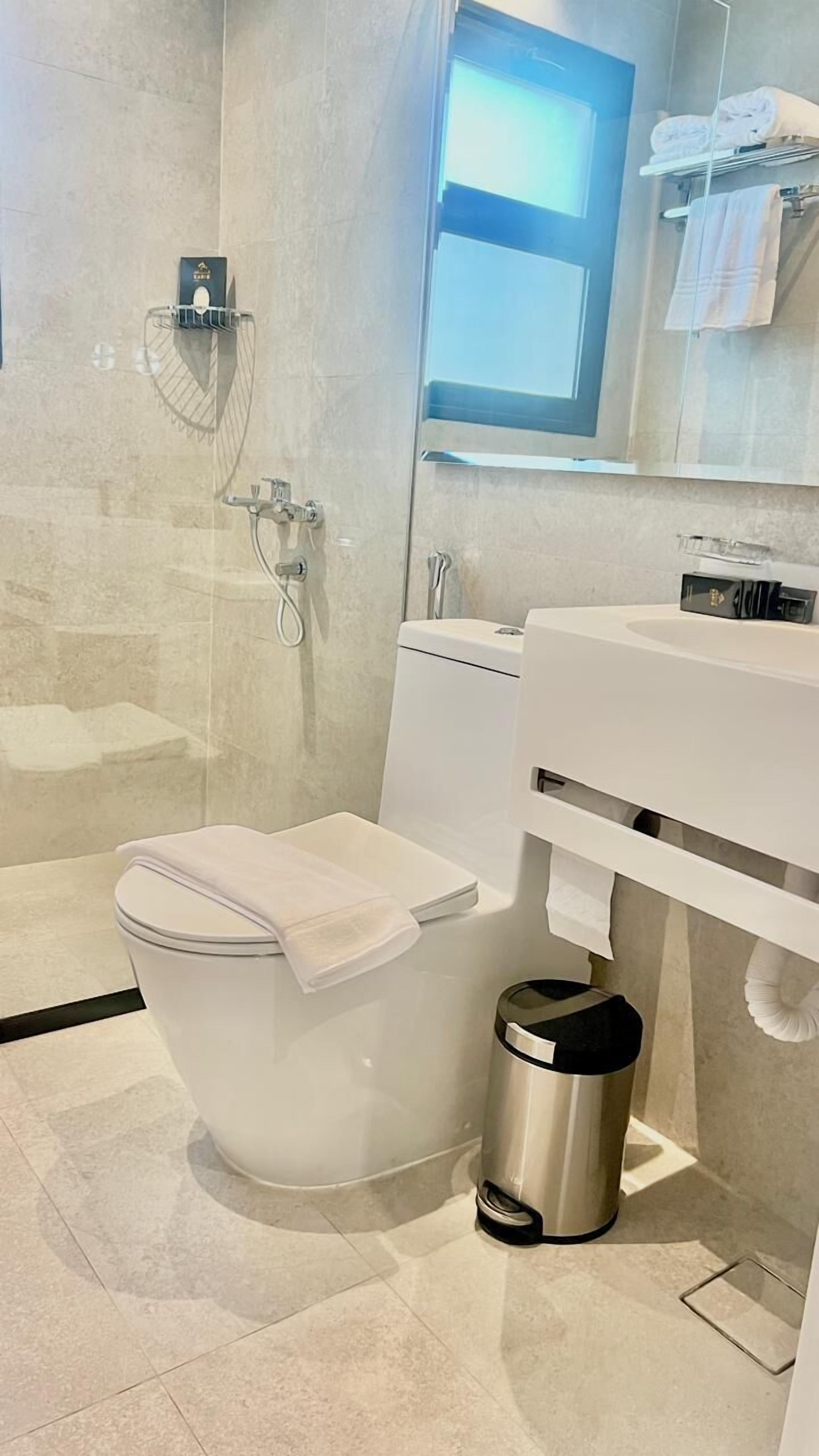 Suite Junior | Kamar mandi | Shower, pengering rambut, sandal, dan handuk