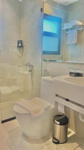 Standardzimmer | Badezimmer | Dusche, Haartrockner, Hausschuhe, Handtücher