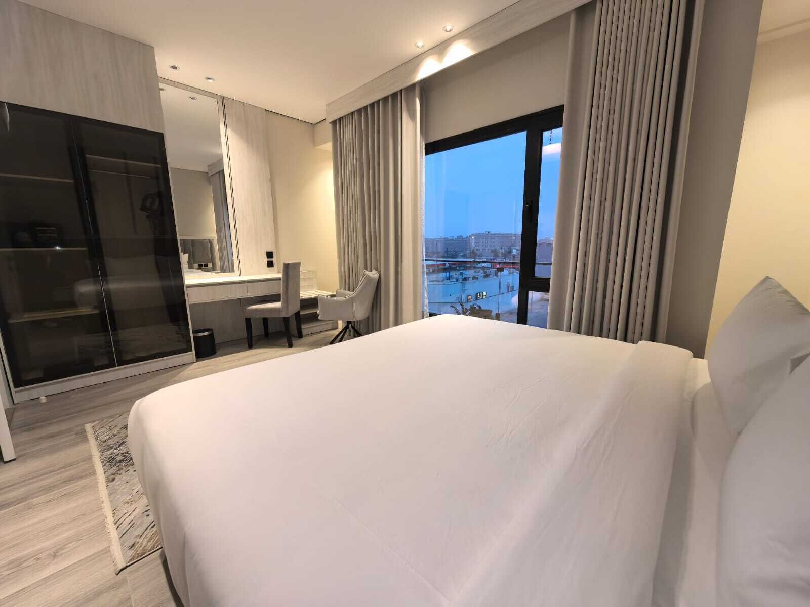 Deluxe Suite | Egyptian cotton sheets, premium bedding, memory-foam beds, minibar